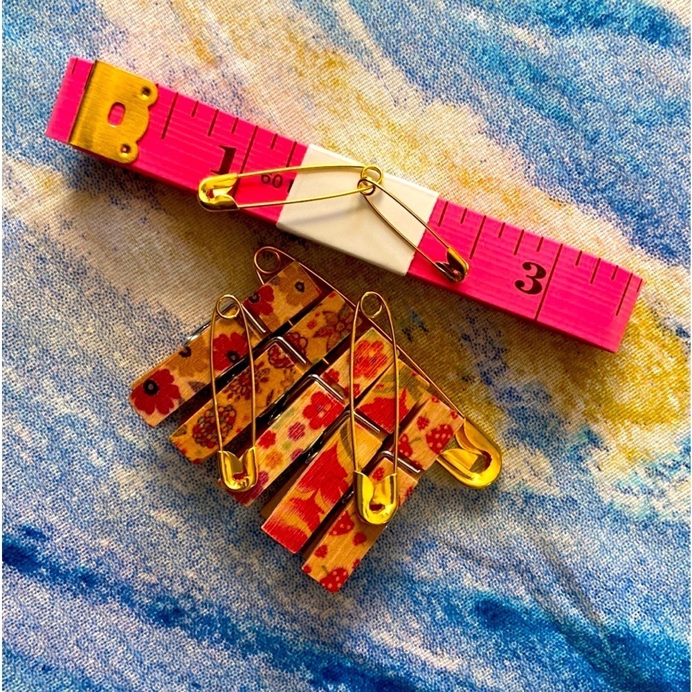🙀Clothing Photos Kit~5 Safety & 5 Cloths Pins, 1 Tape Measure (Want 1 Just Ask) - Picture 3 of 16